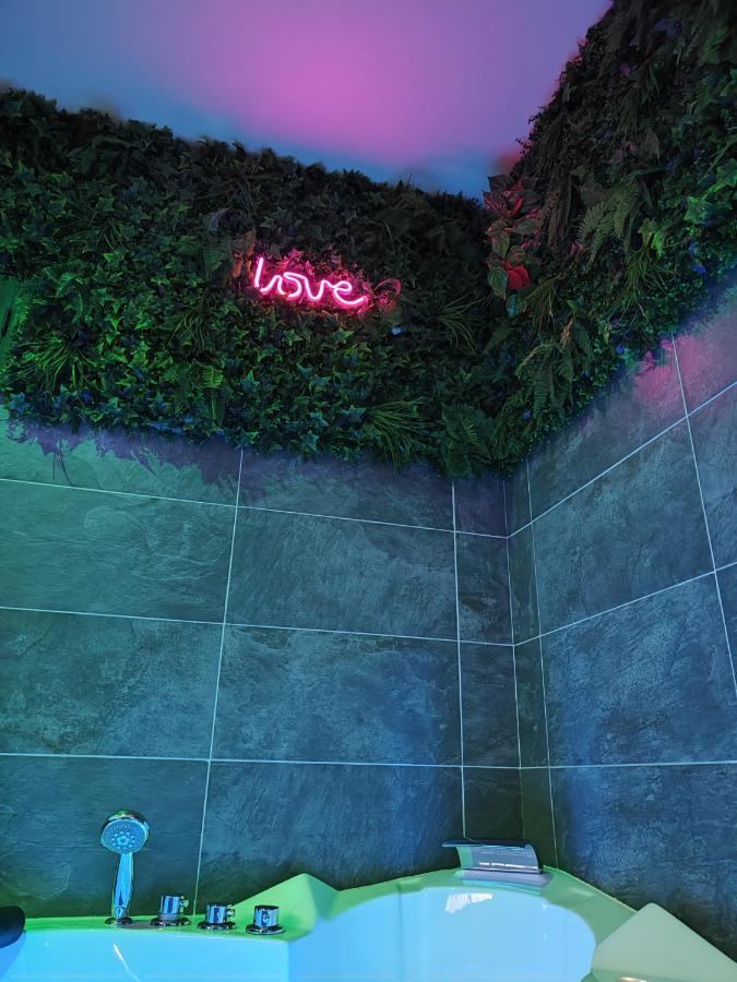 Loveroomxspa Bourg-Saint-Christophe Екстериор снимка