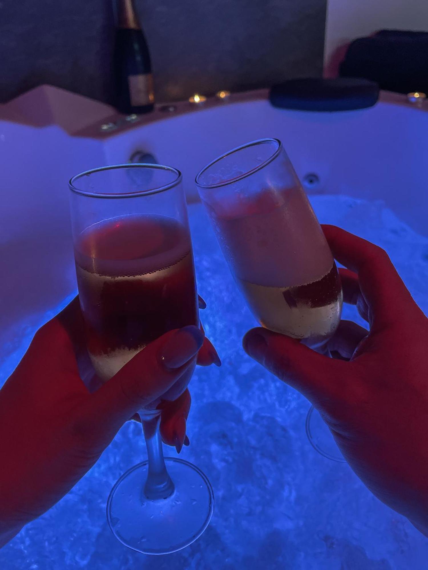 Loveroomxspa Bourg-Saint-Christophe Екстериор снимка