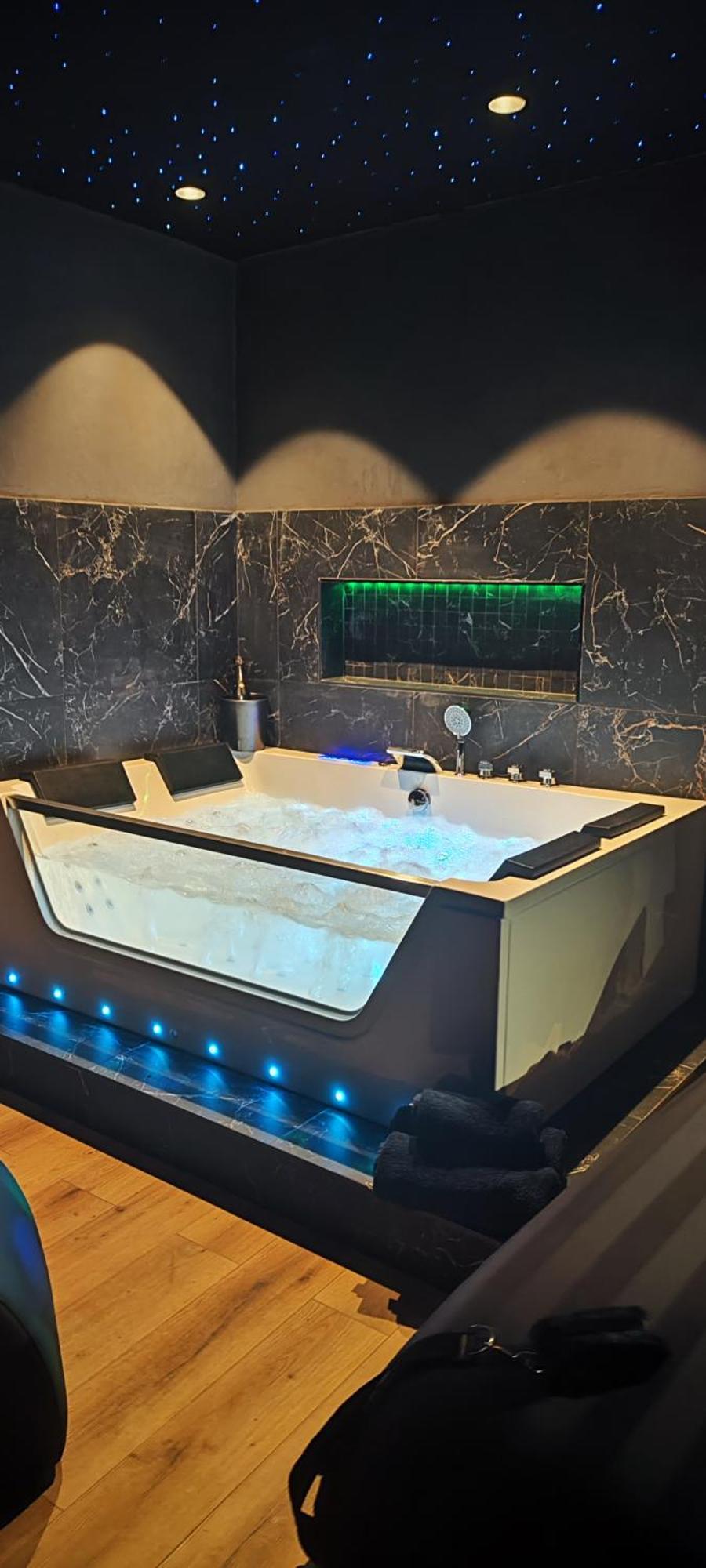 Loveroomxspa Bourg-Saint-Christophe Екстериор снимка