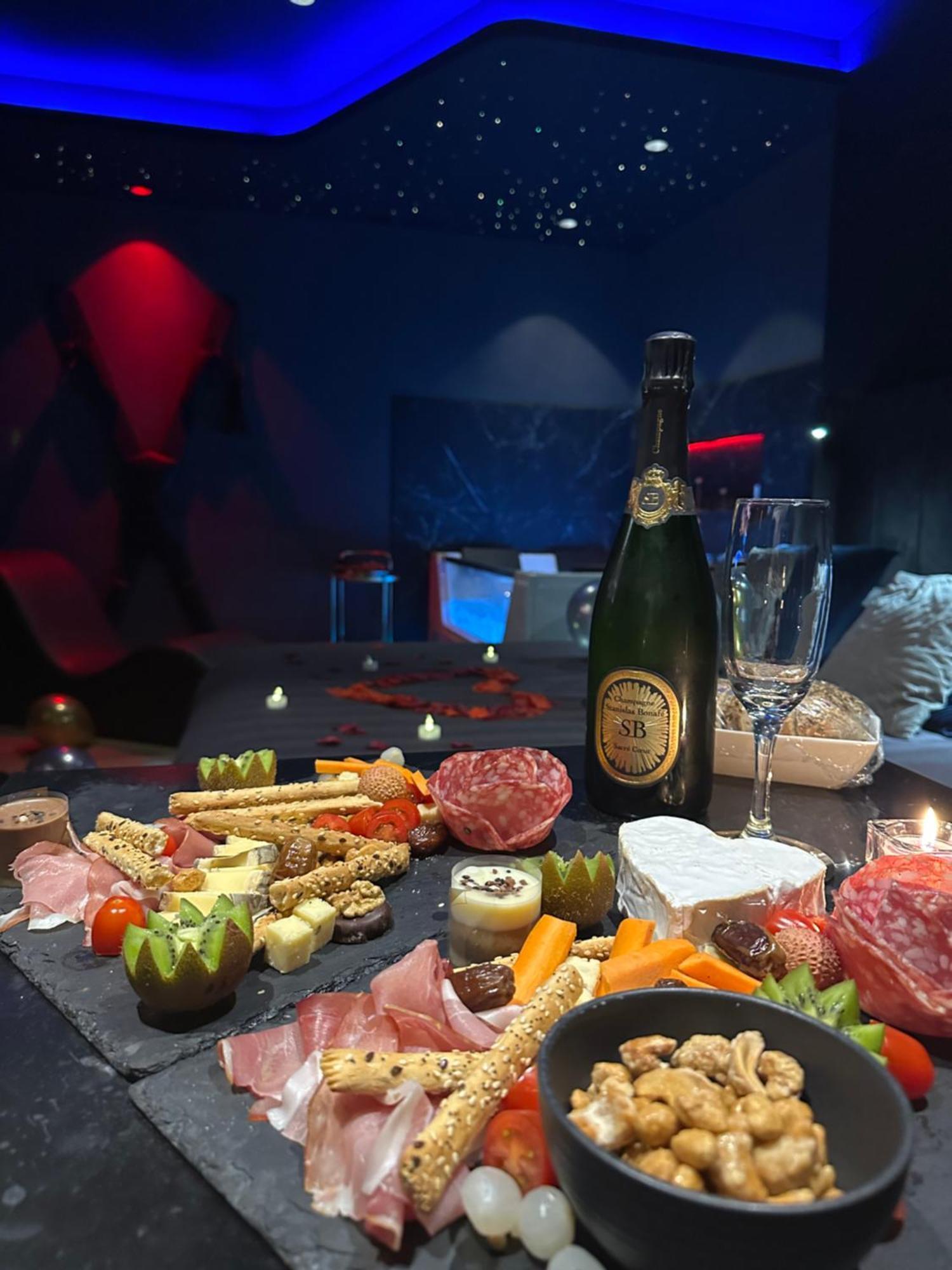 Loveroomxspa Bourg-Saint-Christophe Екстериор снимка