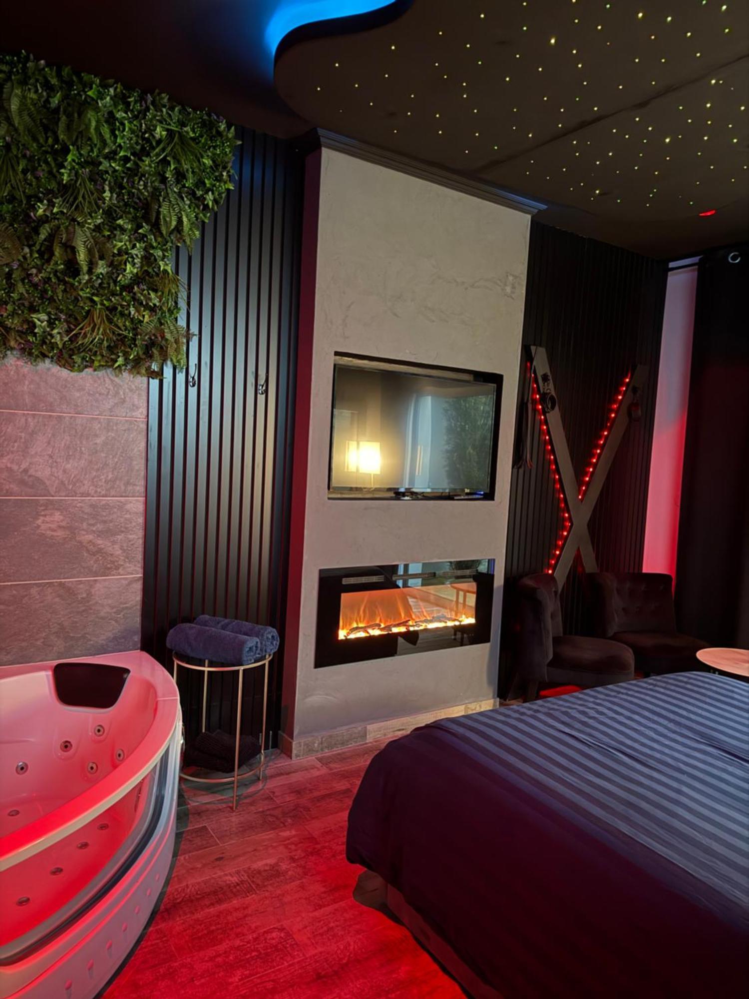 Loveroomxspa Bourg-Saint-Christophe Екстериор снимка