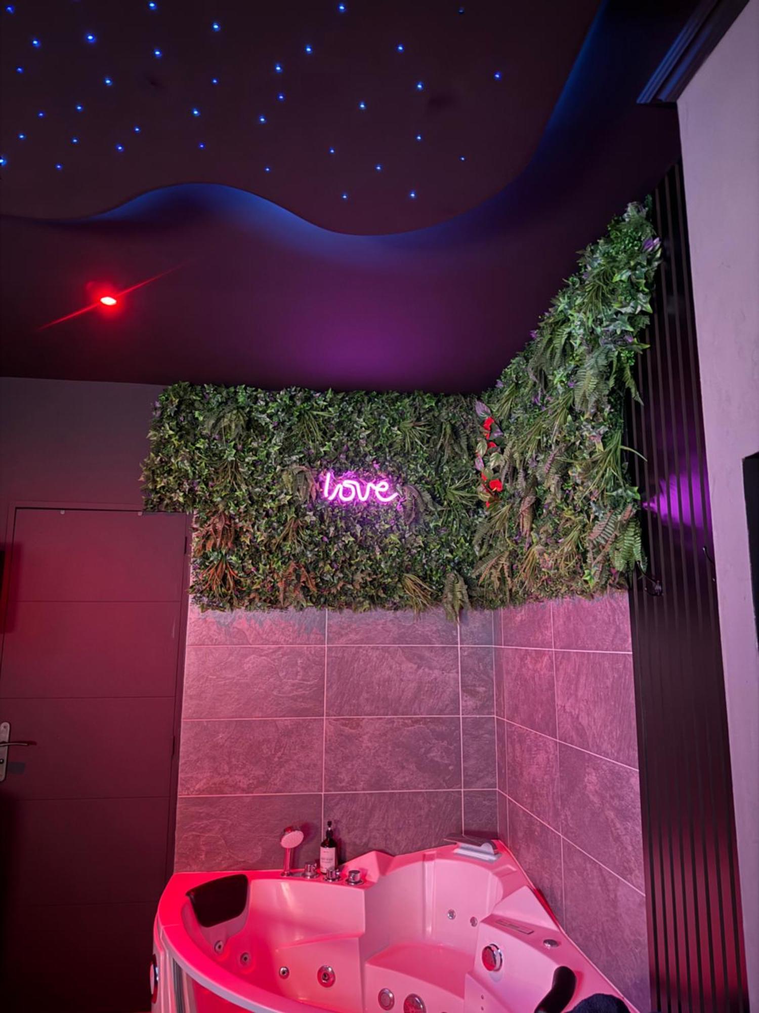 Loveroomxspa Bourg-Saint-Christophe Екстериор снимка